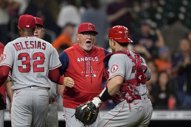 天使總教練麥登(中)苦吞12連敗遭開除。（美聯社資料照）