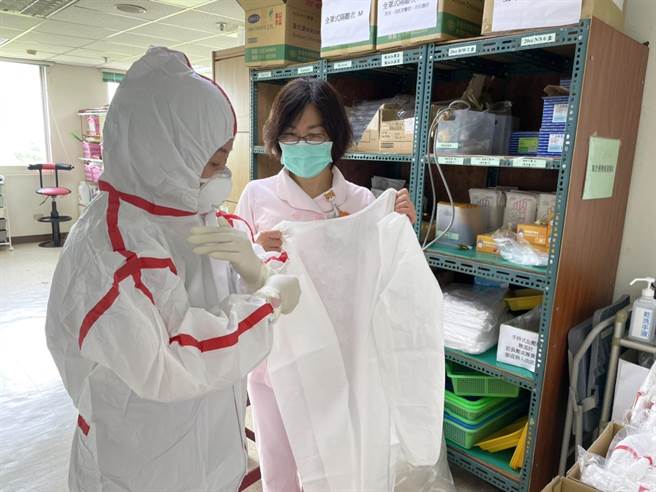 確診人數增加護理人力不堪負荷，嘉縣首波媒合14位照服員加入照護。（嘉義縣政府提供／張亦惠嘉縣傳真）