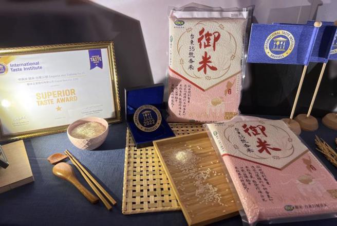  台东区农业改良场和联米企业有限公司8日举行水稻「臺东35号」非专属技术授权仪式，联米企业董事长庄丽珠表示，「臺东35号」经农友试种大获好评，商品「御米」送往比利时参加国际风味评鑑，更荣获风味绝佳奖章一星奖肯定。（图/ 中央社）