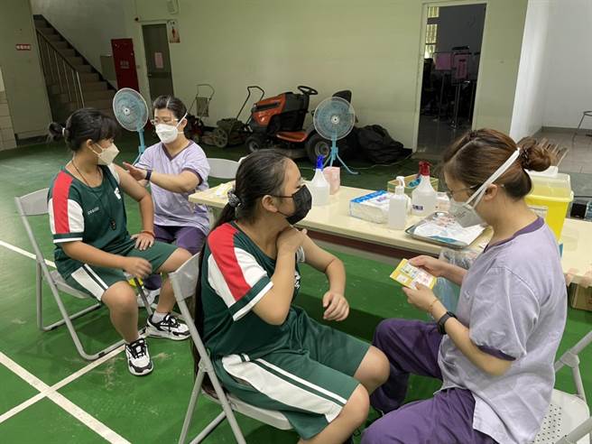 屏縣府入校為國中生接種疫苗。(屏縣府提供)