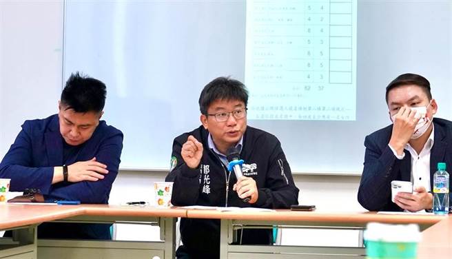 高雄巿議會民進黨團總召鄭光峰（中）。（本報資料照／民進黨團提供）