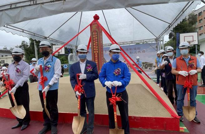  金门县金沙国小地下停车场暨复合式运动场馆兴建工程8日正式动土，金门县长杨镇浯（前左2）、议长洪允典（前左3）、教育部参事叶丁鹏（前左4）等人出席执铲。（图/ 中央社）