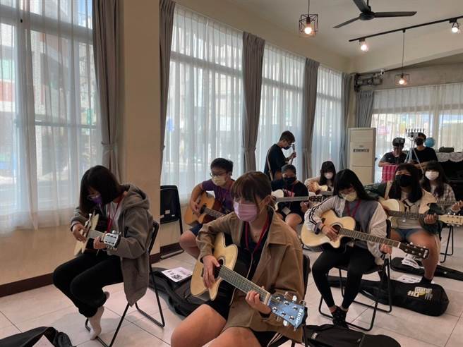 失亲儿福利基金会提供奖助学金、急难救助、心理辅导等各项全人关怀服务，每年为失亲儿举办夏令营、体验教育等活动。（失亲儿基金会提供／林良齐台北传真）