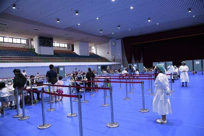 花蓮校園施打兒童BNT疫苗結束，今最後一天在「中正體育館」及「吉安國小」針對5歲至11歲的兒童設置大型補接種站，之後可分別向衛生所、醫療院所預約施打。（縣府提供）