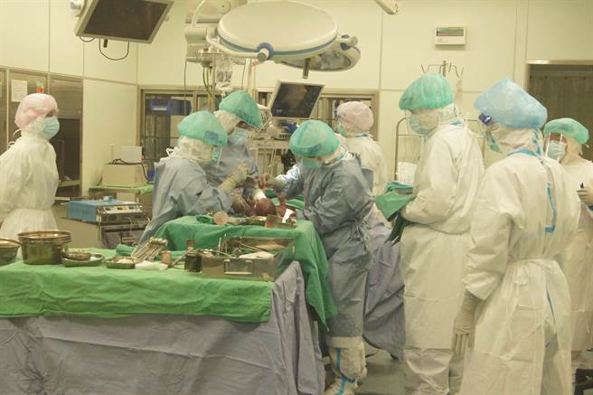 台中慈济医疗团队近10人，在负压隔离开刀房守护确诊孕妇，顺利生下健康男婴。（慈济医院提供）