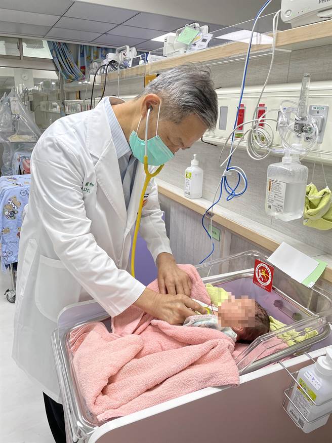 中國醫藥大學兒童醫院新生兒科主任林鴻志呼籲防治佝僂病，孕期宜補充營養。（情境照）（中國醫藥大學兒童醫院提供／馮惠宜台中傳真）