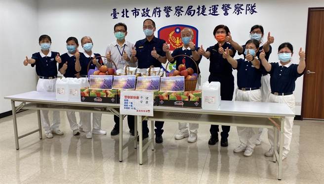 慈济基金会至捷警队致赠祝福感恩卡、酒精、草本饮及苹果等物资。（捷运警察队提供）
