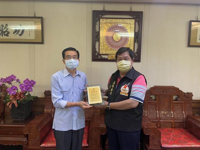 海巡署中部分署分署長張忠龍及第三岸巡隊隊長張子誼，8日拜會白沙屯拱天宮主任委員洪文華。（白沙屯安檢所提供／李京昇苗栗傳真）