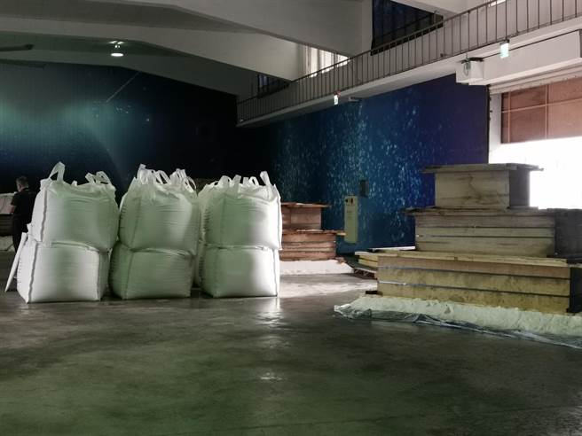 台鹽支援200公噸鹽供鹽雕師創作。（劉秀芬攝）