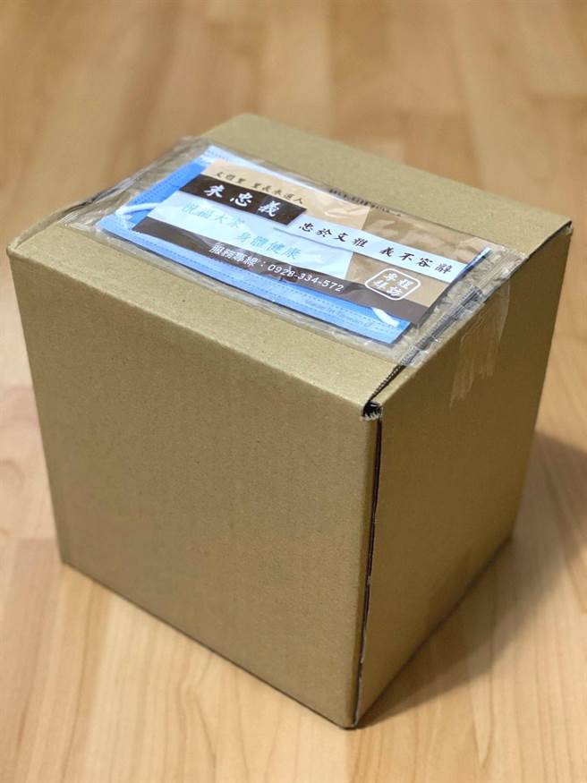 大雅区文雅里邻长代里长分送关怀包，上面却附送里长参选人的口罩宣传物，引起外界争议；民政局表示，确实不妥，已请公所要求该里改善。（市议员吴显森服务处提供）