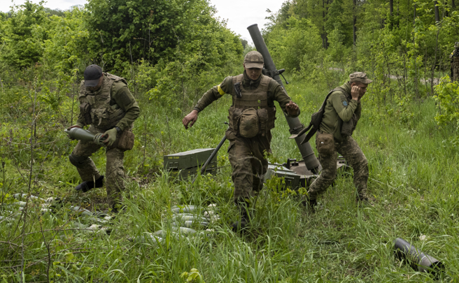 郭正亮认为乌克兰就算割让领土，也「不可能善了」。图为在东哈尔科夫准备反击的乌克兰部队。（美联社）