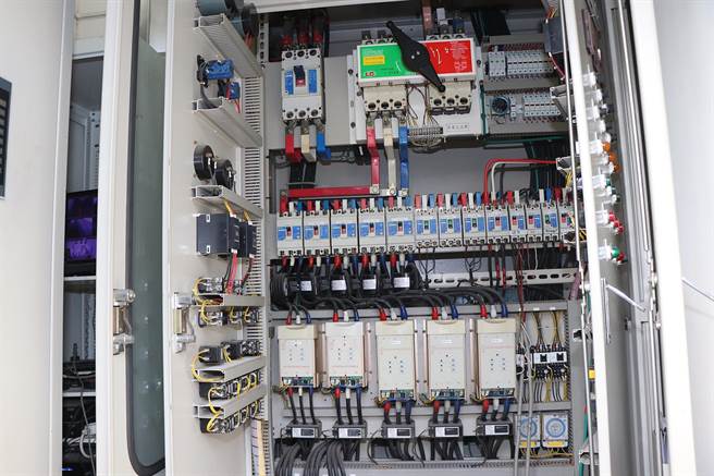 嘉义市工务处汲取经验，已为全市5座车行地下道机房加装突波吸收器，能在通电异常时保护设备。（嘉义市政府提供∕吕妍庭嘉义传真）