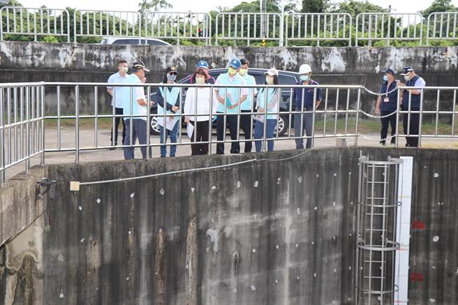 嘉义市长黄敏惠视察各项防汛整备作业时，也特别嘱咐市府团队「防汛视同作战」。（嘉义市政府提供∕吕妍庭嘉义传真）