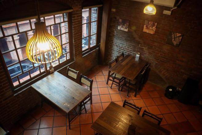 台北市政府推动「老房子文化运动」，活化文化资产，位于大稻埕迪化街的老屋餐厅「稻舍」，以米食餐饮赋予老屋新生命，民眾在用餐时可感受歷史建筑之美。（图/ 中央社）