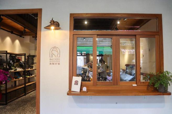 台北市政府推动「老房子文化运动」，活化文化资产，位于大稻埕迪化街的「贝壳好室」由老建筑活化再利用而成，成为商品展售空间及简易咖啡厅。（图/ 中央社）