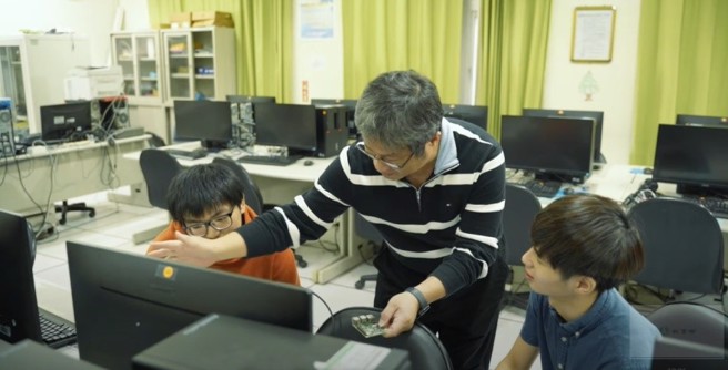 健行科大資工系陳維魁教授指導學生投入研發參賽作品。(照片/健行科大提供)