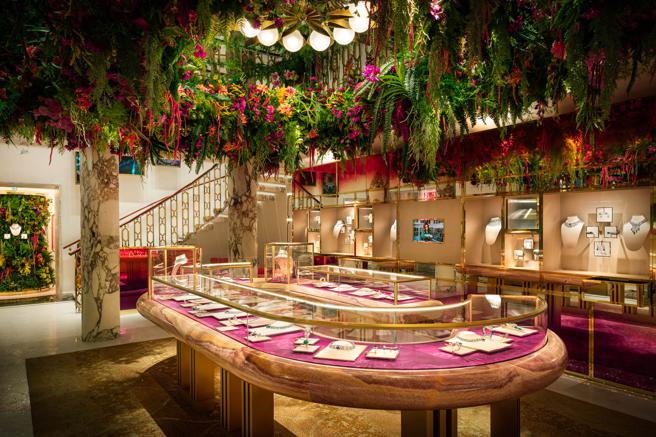 宝格丽在芳登广场巴黎旗舰店发表Eden The Garden of Wonders珠宝，现场犹如花团锦簇的伊甸花园。（BVLGARI提供）