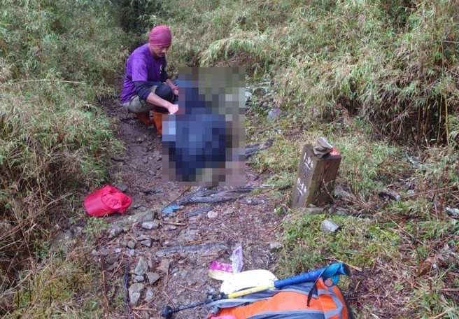 热心山友在攀爬桃山三叉营地山径上，突然看见女性遗体，因怕遗体被啃食，已经背至桃山山屋报警。（翻摄自脸书靠北登山大小事）
