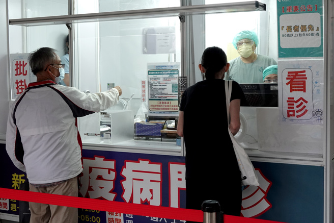 中央流行疫情指揮中心8日公布新冠肺炎本土病例新增8萬195例，顯示疫情仍在高原期。為緩解急診醫療壓力，不少醫院開設防疫急門診，提供快篩陽性的民眾掛號、看診、拿藥一條龍服務。非新聞當事人。（黃世麒攝）