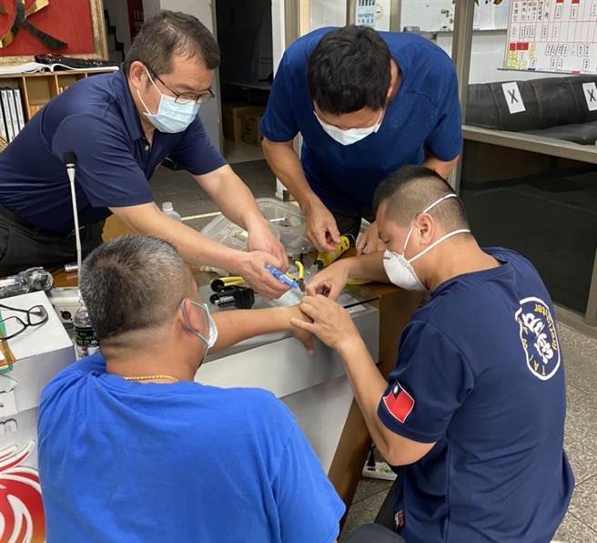 金门1位民眾的左手无名指被戒指紧紧套住，消防人员用研磨机破坏助取下。（金门县消防局提供）　