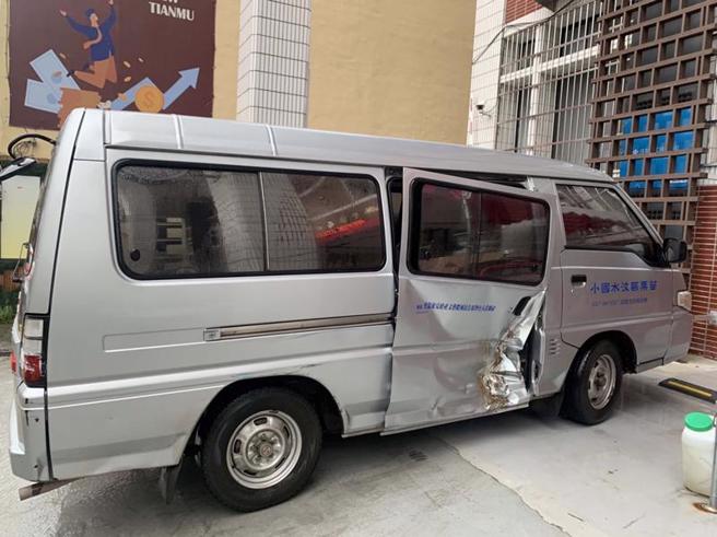 梅雨锋面过境，苗栗县山路道路易有坍方落石，泰安乡汶水国小校工驾驶棒球队专车行经苗62线3公里处遭落石击中，导致右侧车身、车门钣金凹陷损毁、变形，车内仅驾驶1人并未受伤。（图/ 中央社）