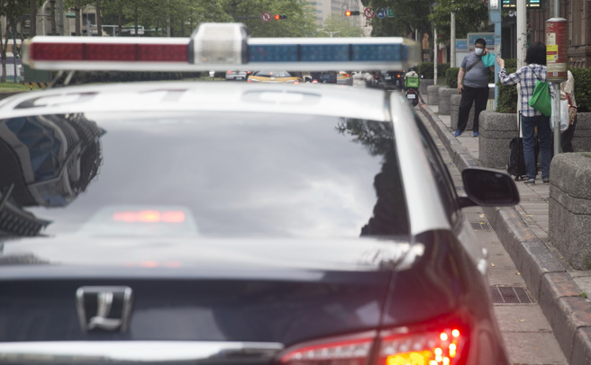 台中第五分局員警因「值勤中」巡邏車內，滑手機看影片，遭民眾側錄蒐證長達3分鐘之久。（示意圖/報系資料照）