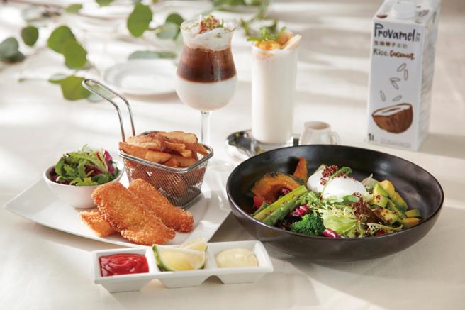 「夏日椰椰」1泊2食专案送房客享用椰米特调、炸鱼薯条及沙拉等轻食。（台北喜来登大饭店提供）