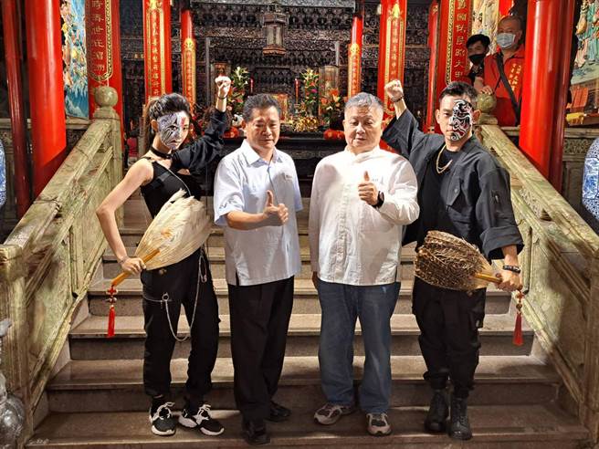 「菁英鬥陣盃」比賽，邀請顏正國（右）及廟會女神曾甜（左）作為形象代言人。（陳世宗攝）