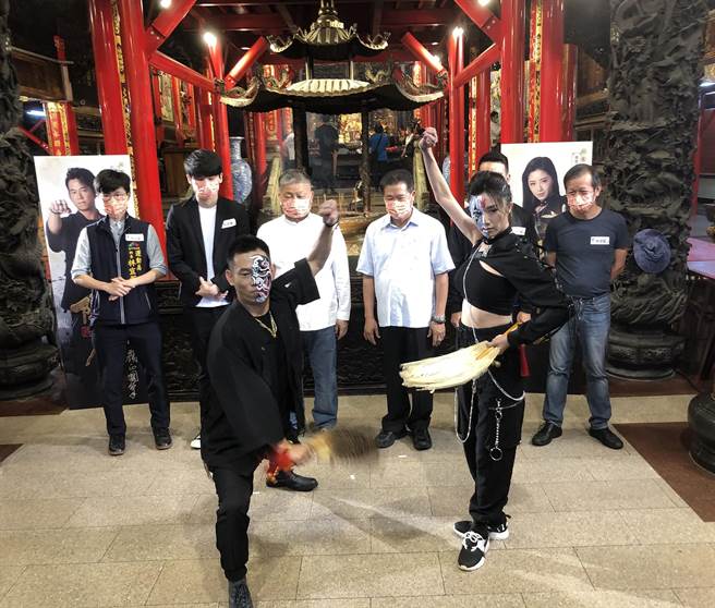 「菁英鬥陣盃」比賽，邀請顏正國（前左）及廟會女神曾甜（前右）作為形象代言人。（陳世宗攝）