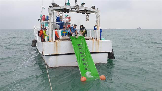 6月8日是世界海洋日，两岸以船只「不碰面」的方式，在金厦海域中线两侧各自放流鱼苗之一。（金门县水试所提供）