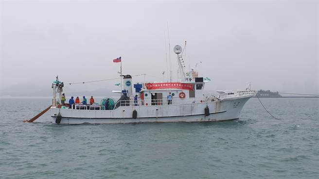 6月8日是世界海洋日，两岸以船只「不碰面」的方式，在金厦海域中线两侧各自放流鱼苗之四。（金门县水试所提供）