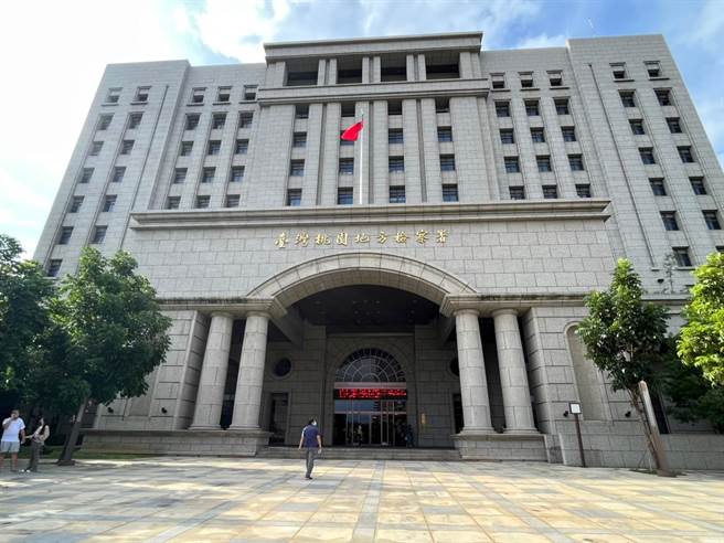 桃園地檢署檢察官8日下午進行相驗，以釐清真正死因。（陳夢茹攝）