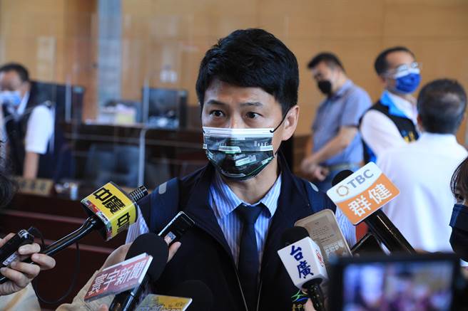 台中市交通局长叶昭甫表示，透过共享运具搭配捷运、公车、台铁等运输工具，盼落实台中交通任意门的构想。（林欣仪摄）