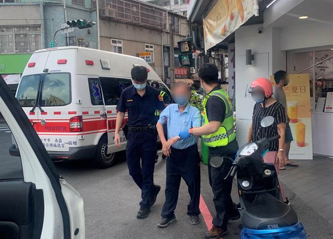 82歲蔡姓爺爺（中）在警車護送下平安返家。（讀者提供／張妍溱台中傳真）