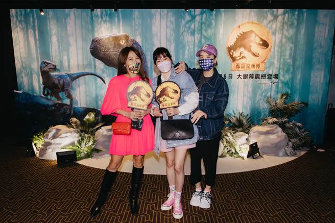 佩甄（左起）、Vicky和黃小柔帶著小孩一起感受恐龍出現在大銀幕的震撼。（UIP提供）