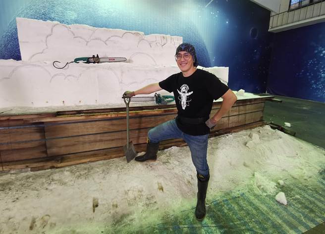 盐雕师陈汉中嘆盐雕技术传承不易。（刘秀芬摄）