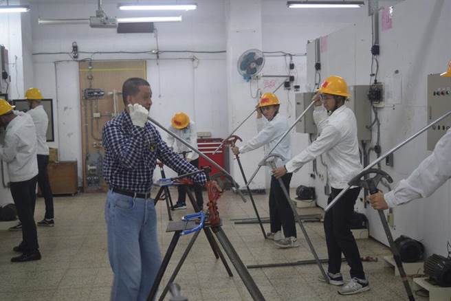 台泥与花莲四维高中合作成立电机技术学程专班，除优先提供秀林乡和平村的学生就读，还安排专业师资、证照奖学金、实习机会等，且毕业后还能优先录取进入公司服务。（四维高中提供／罗亦晽花莲传真）