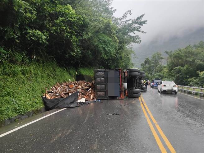 1名36岁黄姓男子驾驶营业大货车，行经宜兰县台9线时，疑似天雨路滑，过弯时不慎翻覆，车斗内的碎木散满地，且波及到对向2部北上的自小客车，所幸无人受伤。（宜兰县警察局苏澳分局提供／吴佩蓉宜兰传真）