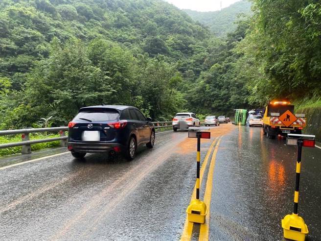 现场已通知路权单位（南澳工务段）及拖吊车业者到场协助排除，警方于下午4时40分实施单线双向管制中，预计晚上8时可恢復交通。（宜兰县警察局苏澳分局提供／吴佩蓉宜兰传真）