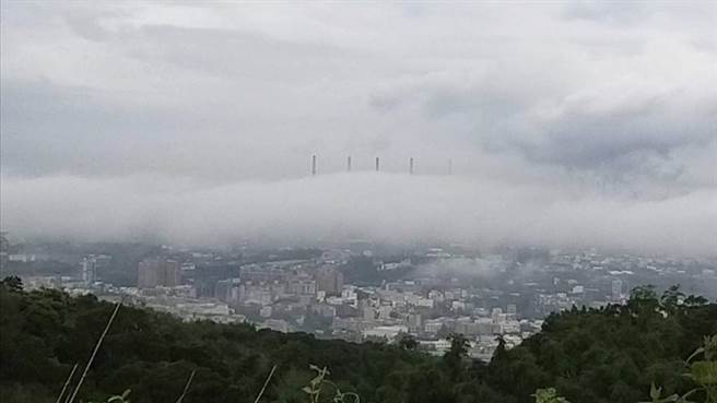 台中港区的天空，昨日惊现横着走的滚轴云低空掠过，令人啧啧称奇！（民眾提供）