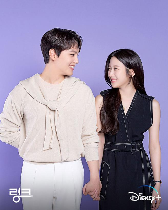 吕珍九（左）、文佳煐暌违13年再合作，主演《尽情吃 用力爱》热播中。（Disney+提供）