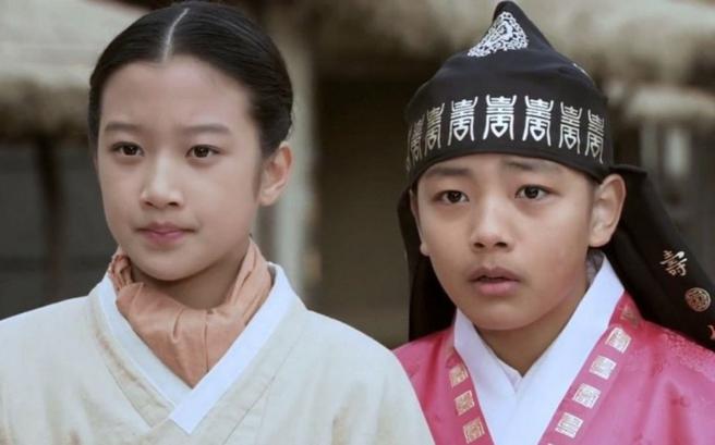 吕珍九（右）、文佳煐2009年曾一起演出古装剧《自鸣鼓》。（摘自韩网）