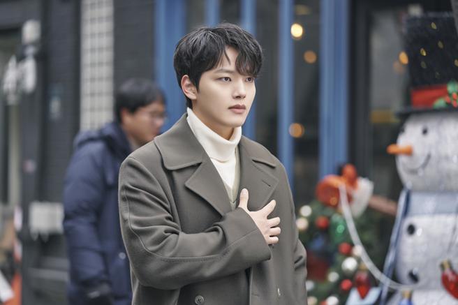 吕珍九在《尽情吃 用力爱》中和文佳煐共享感情。（Disney+提供）