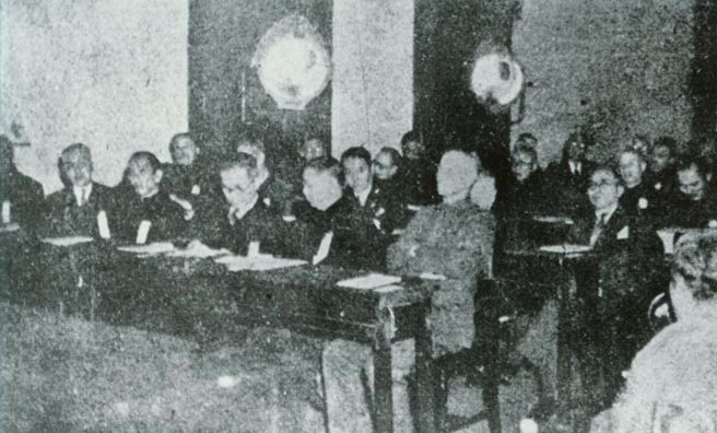 1946年1月重庆政治协商会议场中之蒋主席（蒋中正），左为政府代表孙科、吴铁城、陈布雷、陈立夫。（中时报系檔案照片）