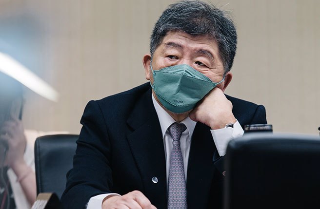 卫福部长陈时中讲话反反覆覆、政策仰上面鼻息，又一心一意把重心放在市长宝座上面，谁放心让他继续指挥？ （资料照片）