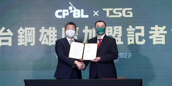 台鋼雄鷹職棒隊8日正式加盟中華職棒聯盟，中職會長蔡其昌（左）與台鋼集團會長謝裕民（右）一同簽約後宣布，中職第6隊來了 ，請大家拭目以待。（鄭任南攝）