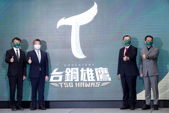 台鋼雄鷹職棒隊8日正式加盟中華職棒聯盟，由中職會長蔡其昌（左2）、台鋼集團會長謝裕民（右2）台鋼雄鷹球團董事長王炯棻（右）及高雄市運動發展局長侯尊堯（左）一同公布球隊的隊徽 。（鄭任南攝）