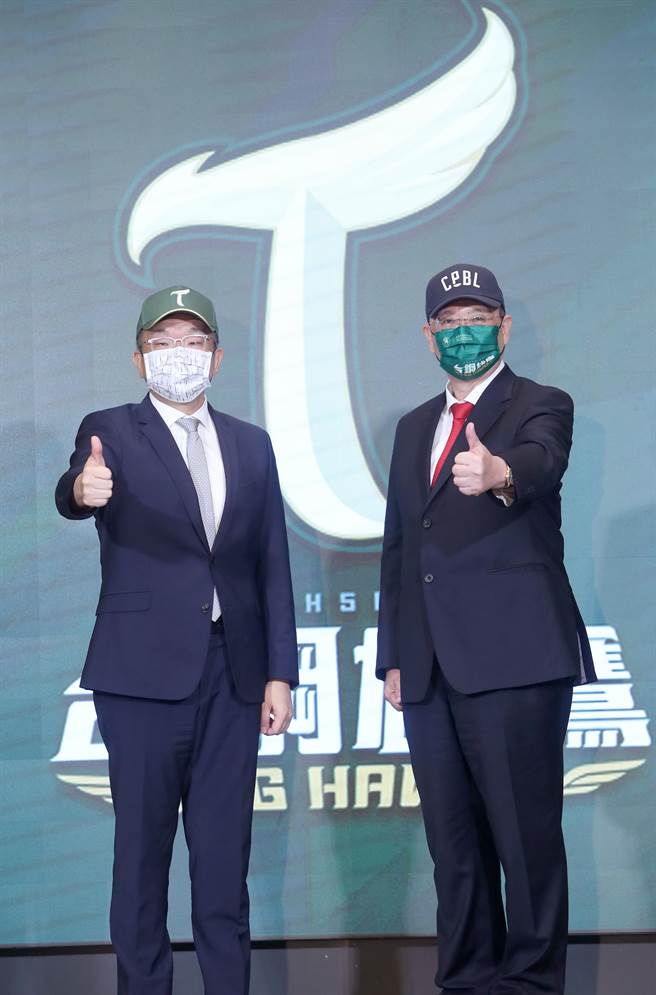 中職會長蔡其昌（左）與台鋼集團會長謝裕民（右）分別戴上台鋼雄鷹與聯盟的球帽，宣布中職第6隊來了。（鄭任南攝） 