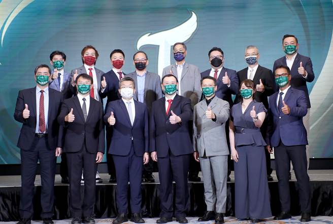 中職會長蔡其昌（前左3）與台鋼集團會長謝裕民（前中）帶領台鋼雄鷹職棒隊的經營團隊及另5支球團代表一同合影，慶祝中職第6隊誕生。（鄭任南攝） 