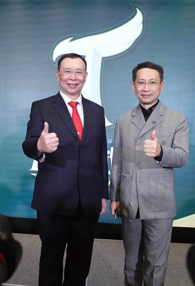 台鋼集團會長謝裕民（左）與台鋼雄鷹球團董事長王炯棻（右）特別脫下口罩合影，慶祝加盟中華職棒。（鄭任南攝） 